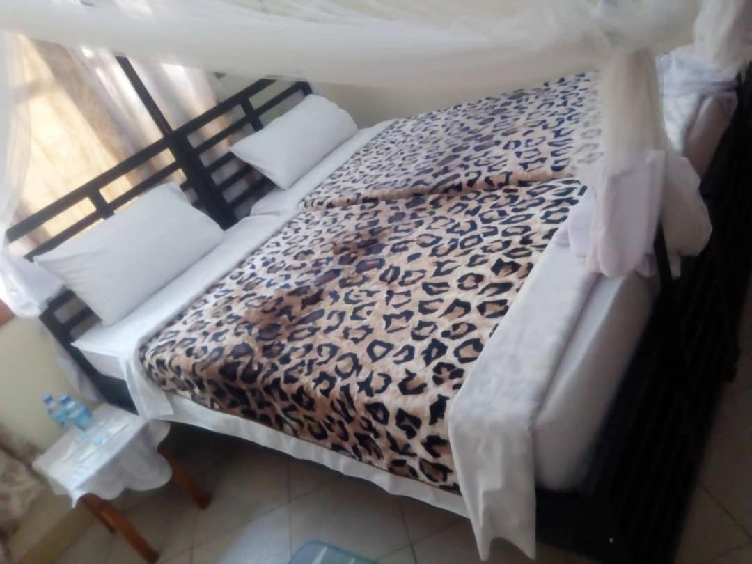 Le Parlour Bed & Breakfast Boma la Ngombe Exterior photo