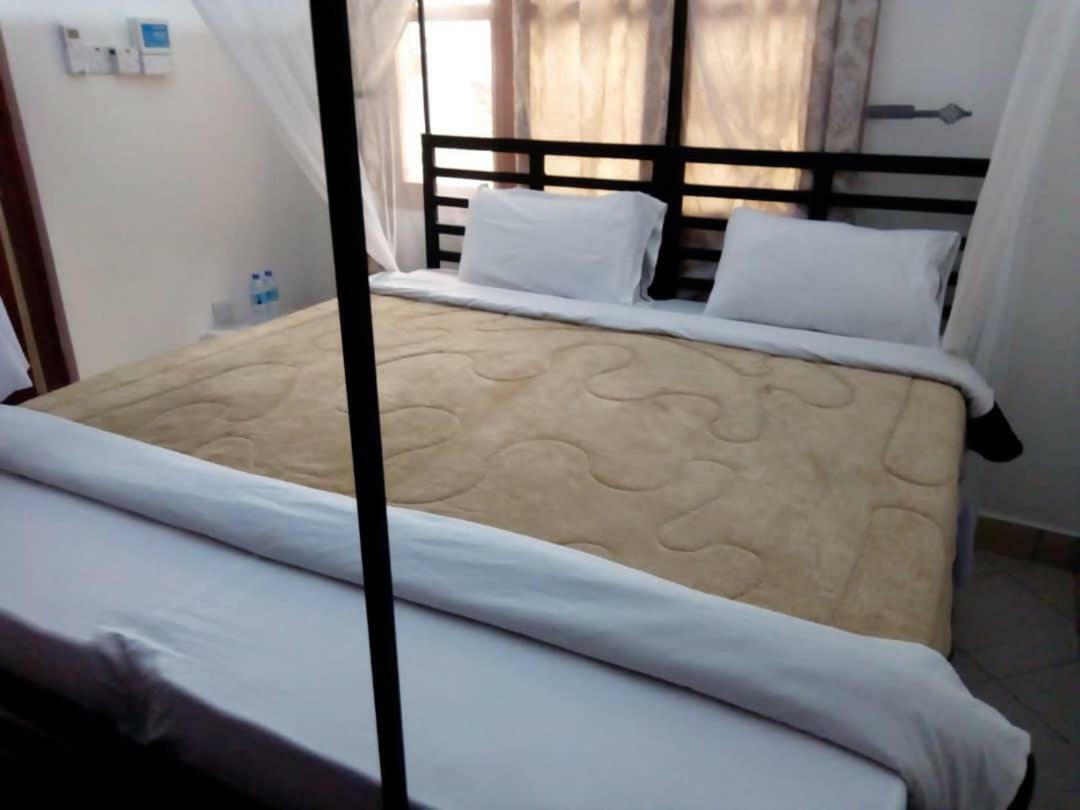 Le Parlour Bed & Breakfast Boma la Ngombe Exterior photo